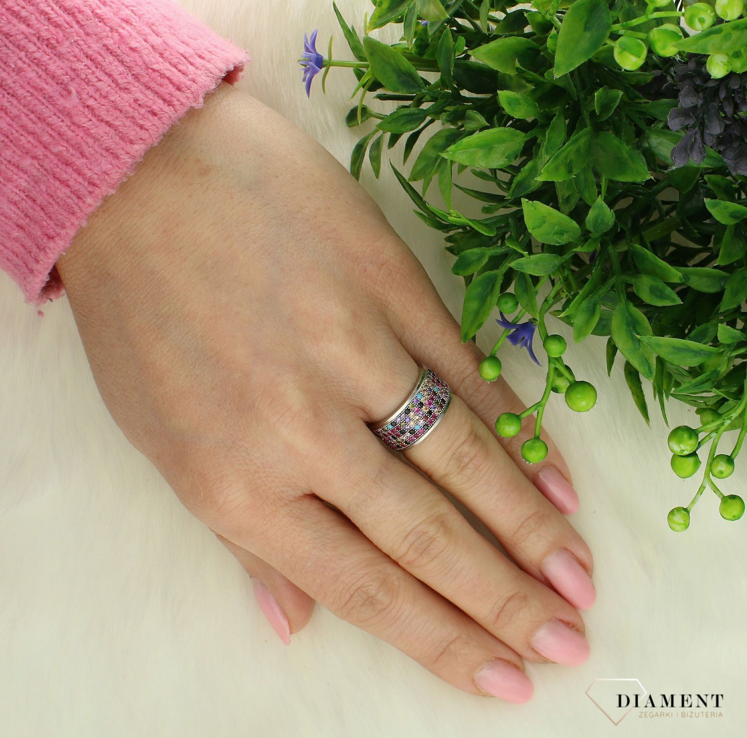 Srebrny pierścionek damski 925 szeroka obrączka z kolorowymi cyrkoniami rozmiar 8 SQP00000-015. Srebrny pierścionek damski. Pierścionek srebrny damski z w formie obrączki. Pierścionek srebrny z cyrkoniami. Srebrny pierścionek damski .jpg