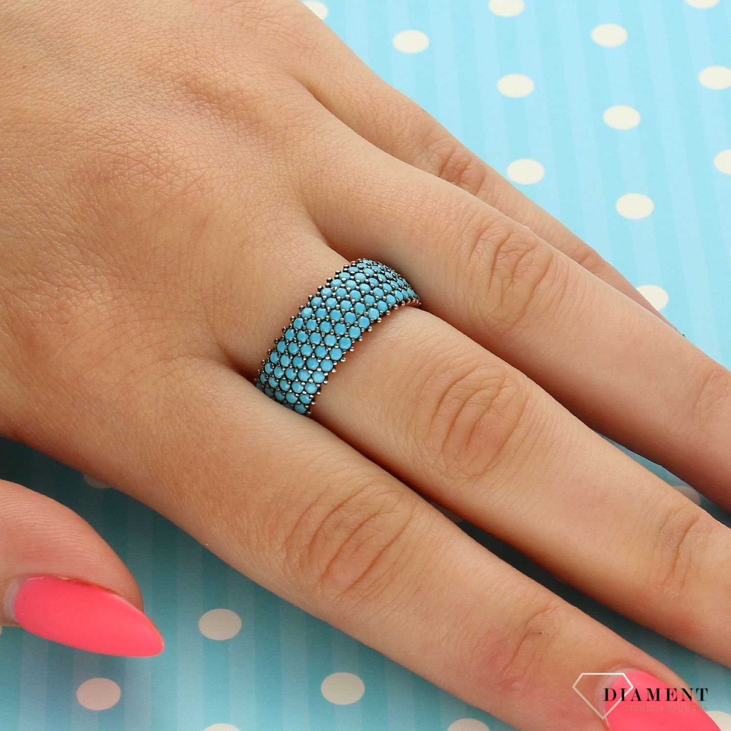 Srebrny pierścionek szeroka obrączka z niebieską cyrkonią SQP00000-022.jpg