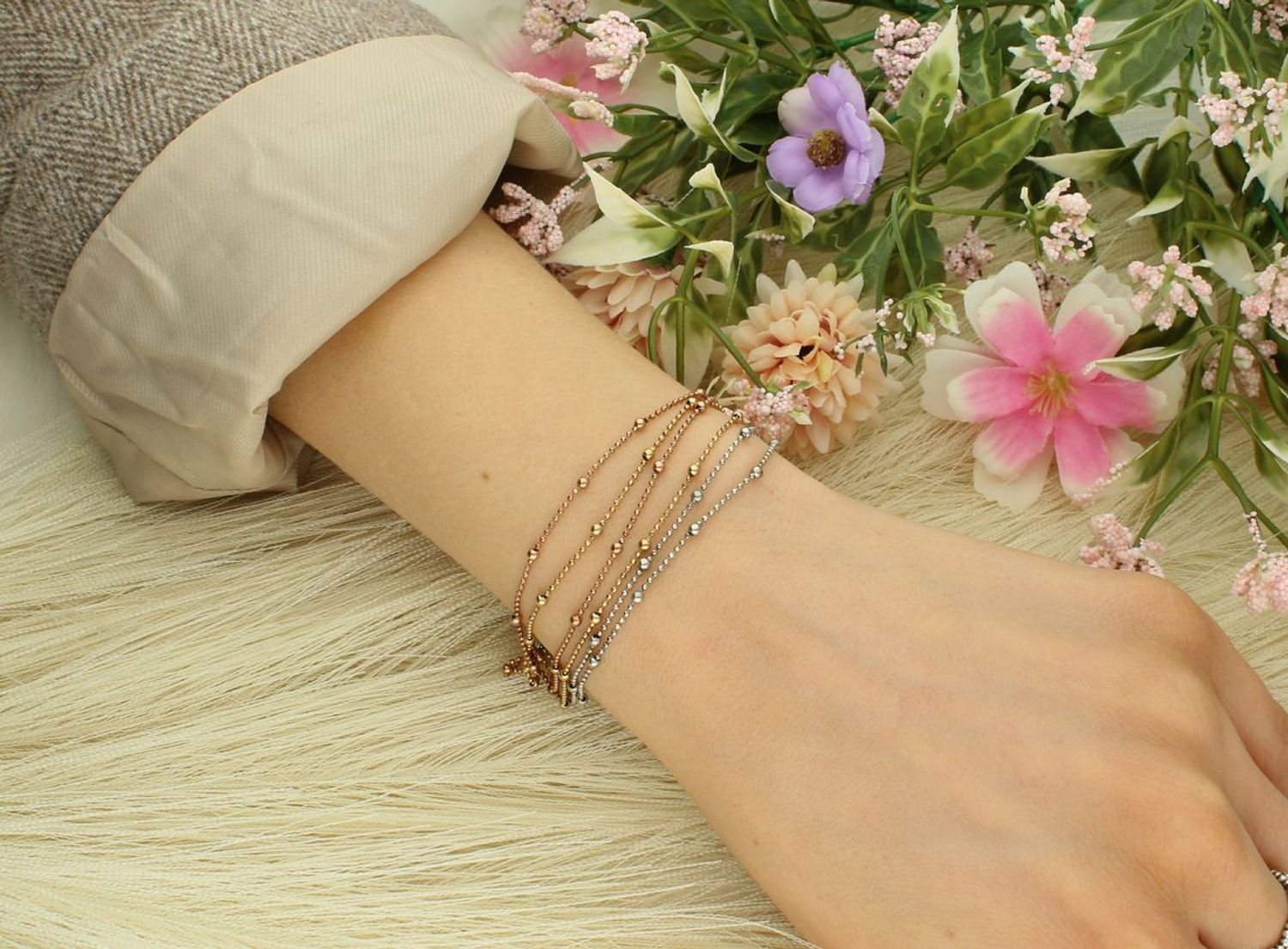 Elegancka bransoletka damska z 6 łańcuszków ozdobionych kuleczkami – srebrne, pozłacane żółtym i różowym złotem. Regulowana długość 18–21,5 cm, zapięcie na karabińczyk.1.jpg