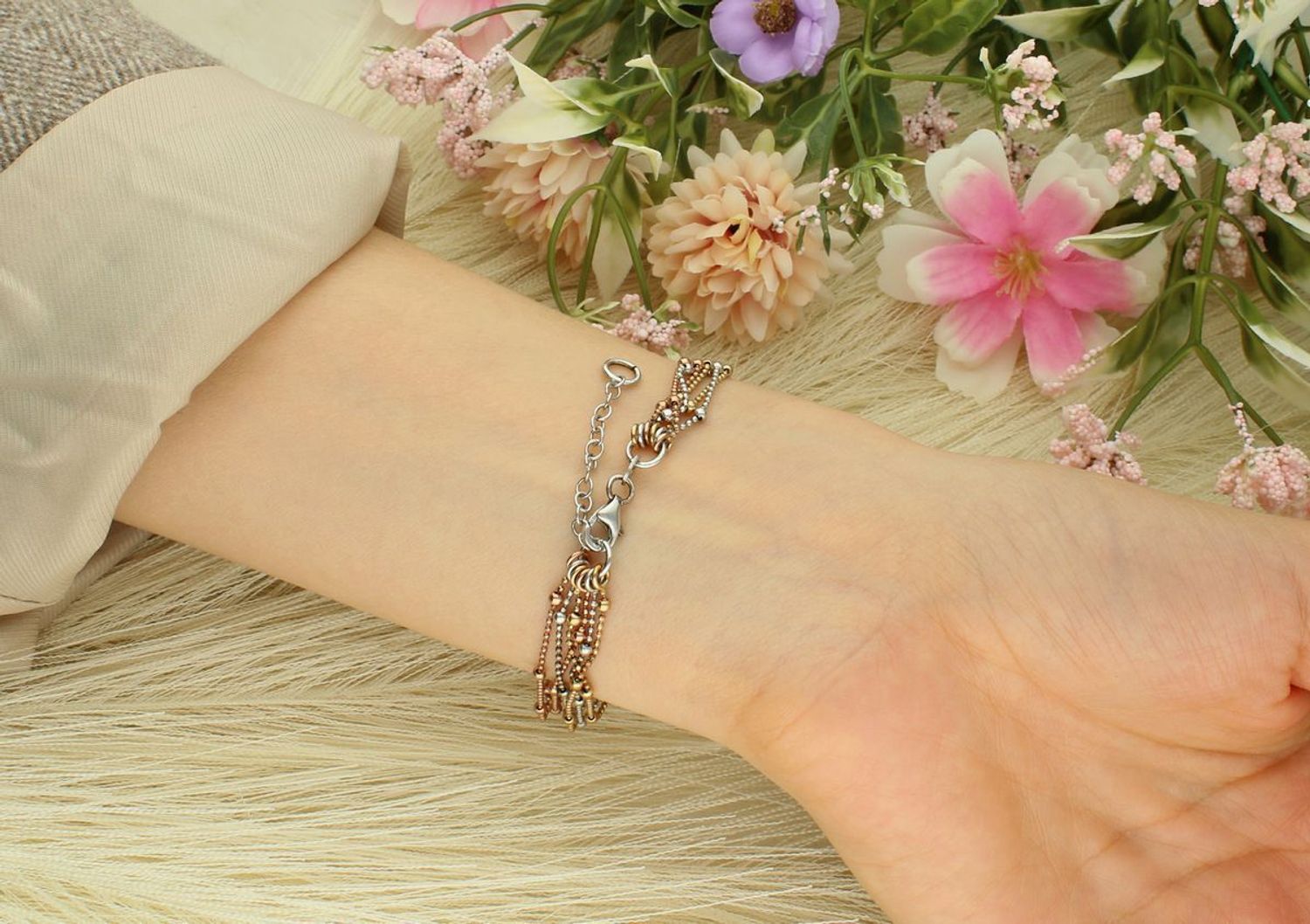 Elegancka bransoletka damska z 6 łańcuszków ozdobionych kuleczkami – srebrne, pozłacane żółtym i różowym złotem. Regulowana długość 18–21,5 cm, zapięcie na karabińczyk.1.jpg