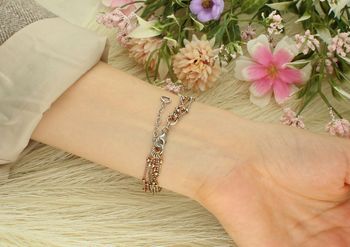 Elegancka bransoletka damska z 6 łańcuszków ozdobionych kuleczkami – srebrne, pozłacane żółtym i różowym złotem. Regulowana długość 18–21,5 cm, zapięcie na karabińczyk.3.jpg