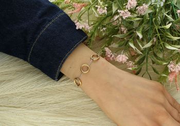 Stylowa srebrna bransoletka z trzema pozłacanymi otwartymi kółeczkami. Waga 3,31 g, długość 18 cm z przedłużką 3 cm. Idealna do codziennych i eleganckich stylizacji.2.jpg