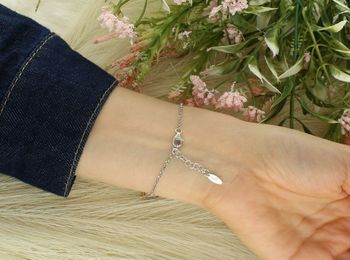 Stylowa srebrna bransoletka z trzema pozłacanymi otwartymi kółeczkami. Waga 3,31 g, długość 18 cm z przedłużką 3 cm. Idealna do codziennych i eleganckich stylizacji.3.jpg