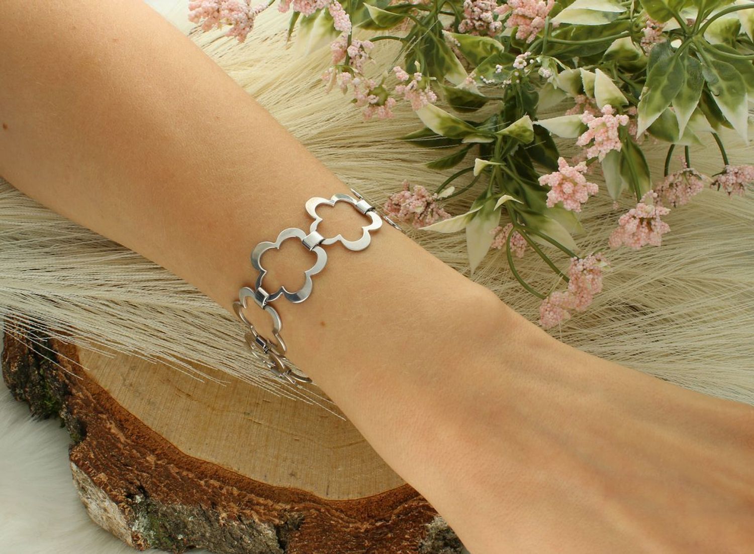 Srebrna bransoletka damska z kwiatkami, próba 925. Długość 20 cm, szerokość 2 cm, zapięcie na karabińczyk. Model SRB000000-101 – elegancja z florystycznym akcentem.1.jpg