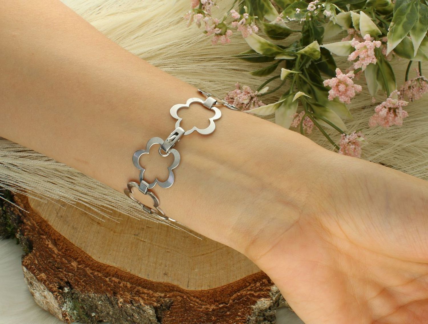 Srebrna bransoletka damska z kwiatkami, próba 925. Długość 20 cm, szerokość 2 cm, zapięcie na karabińczyk. Model SRB000000-101 – elegancja z florystycznym akcentem.1.jpg