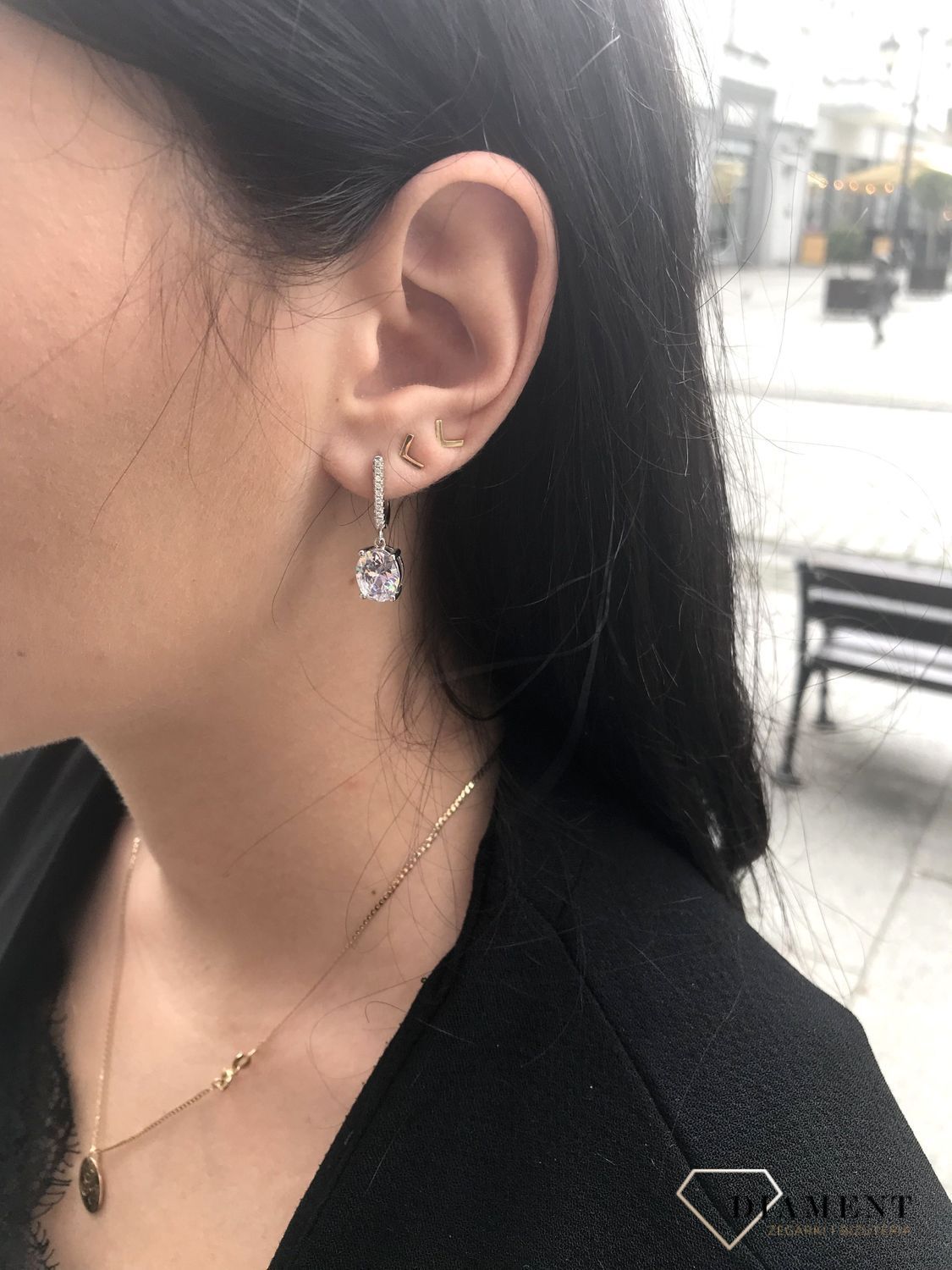 Piękne srebrne kolczyki wiszące wykonane z wysokiej jakości srebra próby 925. Kolczyki ozdobione cyrkonią. Zapięcie angielskie. Piękny dodatek do wielu stylizacji.  (1).jpg