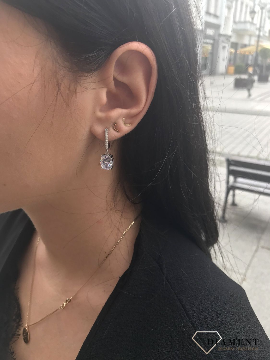 Piękne srebrne kolczyki wiszące wykonane z wysokiej jakości srebra próby 925. Kolczyki ozdobione cyrkonią. Zapięcie angielskie. Piękny dodatek do wielu stylizacji.  (1).jpg