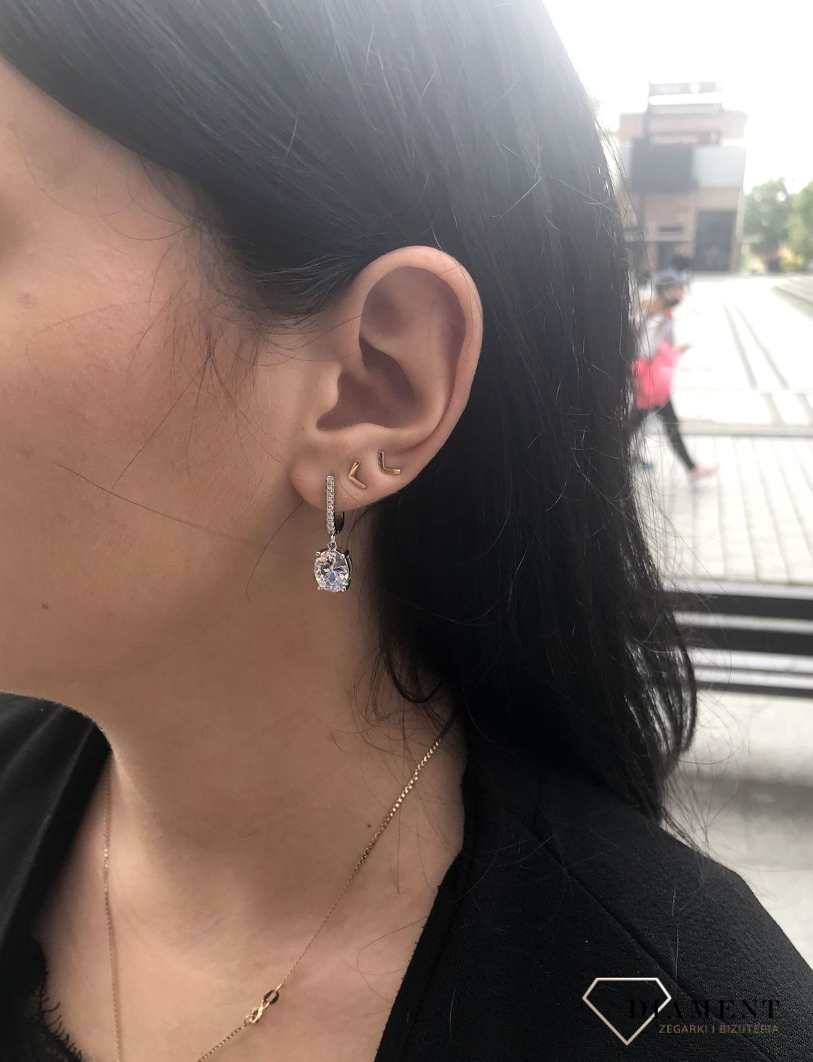 Piękne srebrne kolczyki wiszące wykonane z wysokiej jakości srebra próby 925. Kolczyki ozdobione cyrkonią. Zapięcie angielskie. Piękny dodatek do wielu stylizacji.  (1).jpg