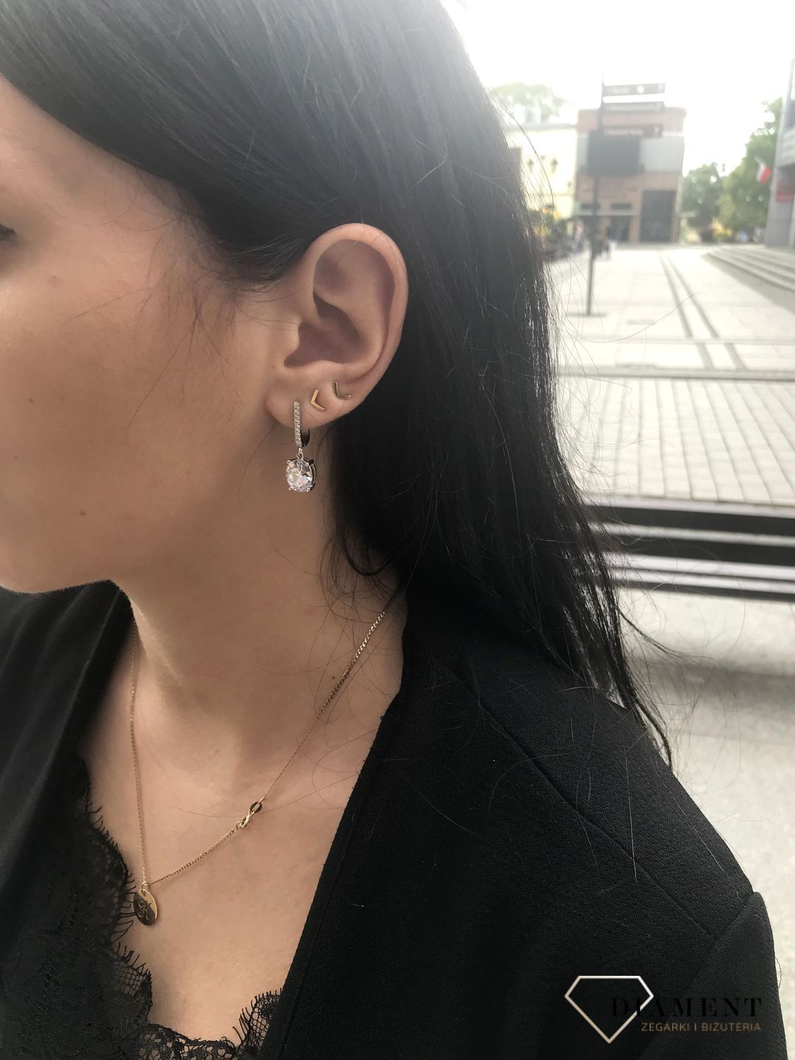 Piękne srebrne kolczyki wiszące wykonane z wysokiej jakości srebra próby 925. Kolczyki ozdobione cyrkonią. Zapięcie angielskie. Piękny dodatek do wielu stylizacji.  (1).jpg