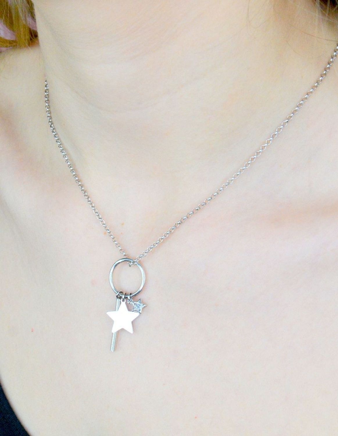 Srebrny naszyjnik damski Gwiazdeczki SRN000000-070. Naszyjnik na prezent. Modna biżuteria blogerek. Naszyjnik z kilkoma zawieszkami. Stylowy srebrny naszyjnik damski. Łańcuszek o splocie typu ankier.jpg