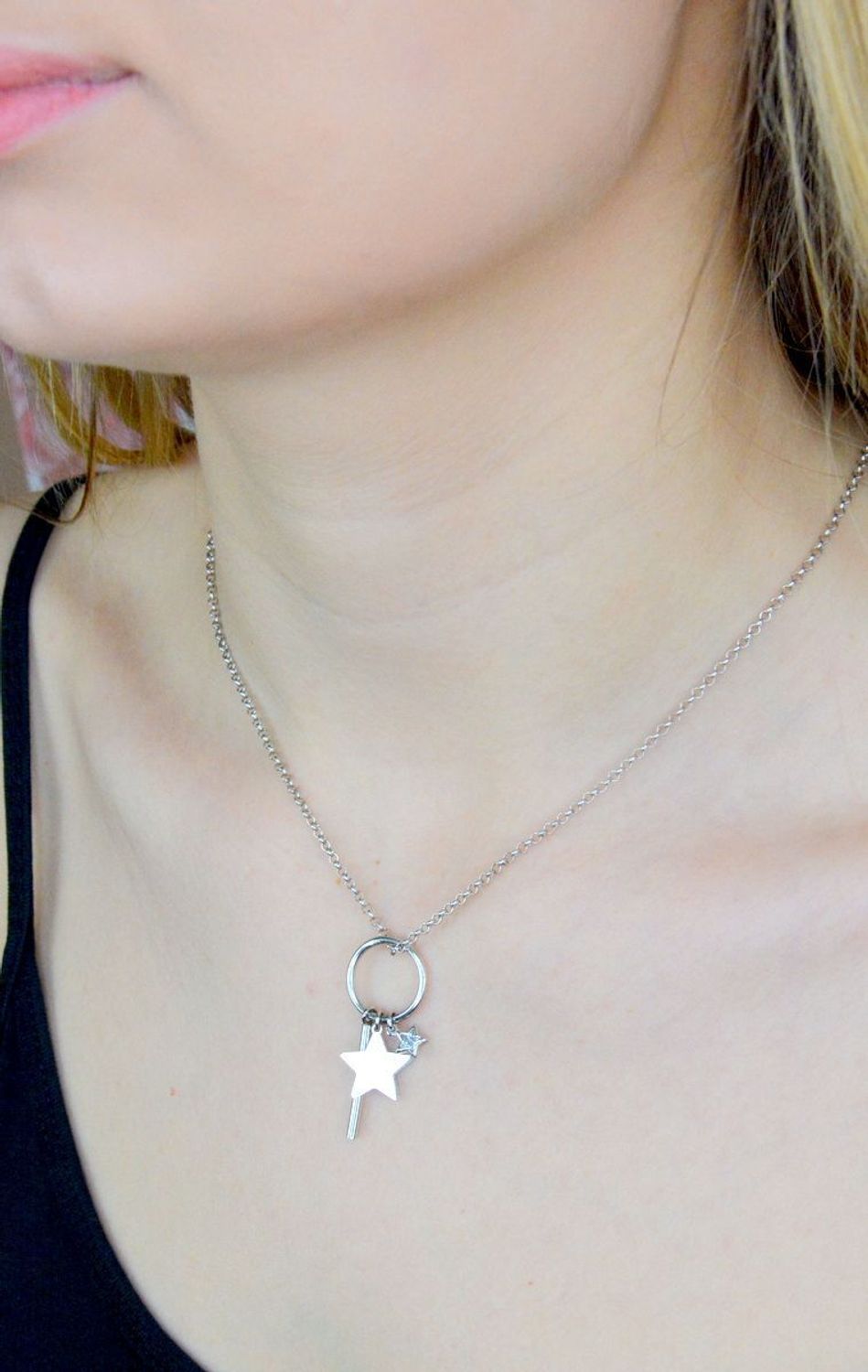 Srebrny naszyjnik damski Gwiazdeczki SRN000000-070. Naszyjnik na prezent. Modna biżuteria blogerek. Naszyjnik z kilkoma zawieszkami. Stylowy srebrny naszyjnik damski. Łańcuszek o splocie typu ankier.jpg