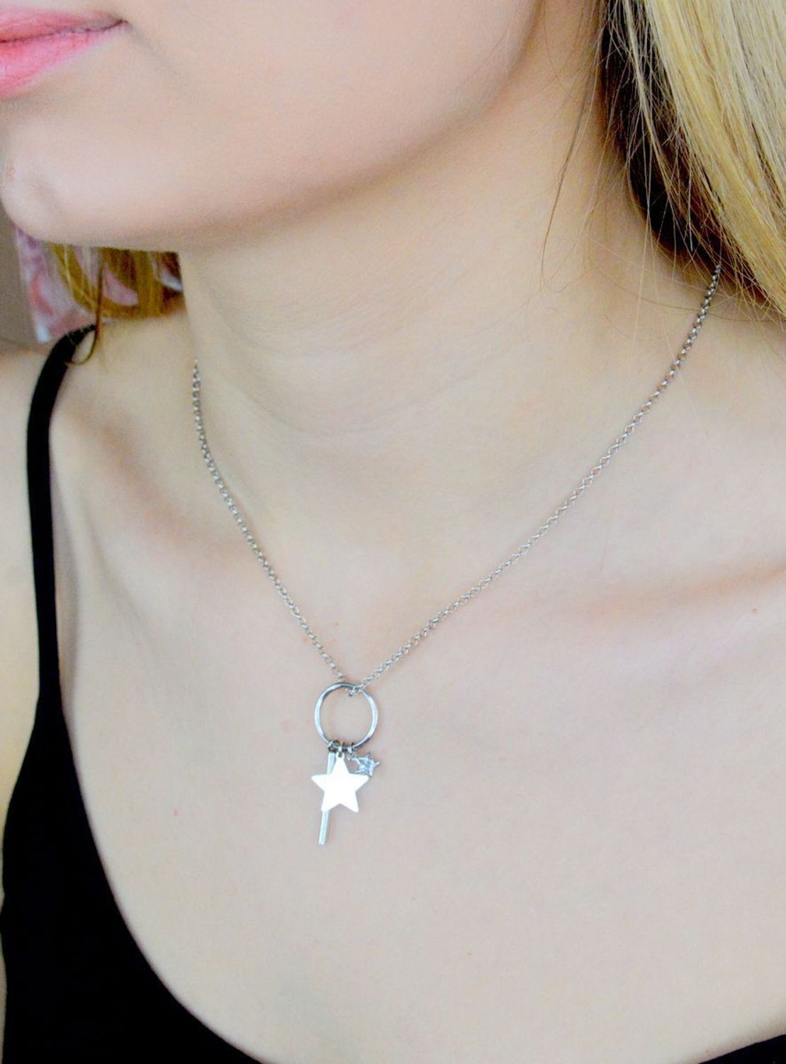Srebrny naszyjnik damski Gwiazdeczki SRN000000-070. Naszyjnik na prezent. Modna biżuteria blogerek. Naszyjnik z kilkoma zawieszkami. Stylowy srebrny naszyjnik damski. Łańcuszek o splocie typu ankier.jpg