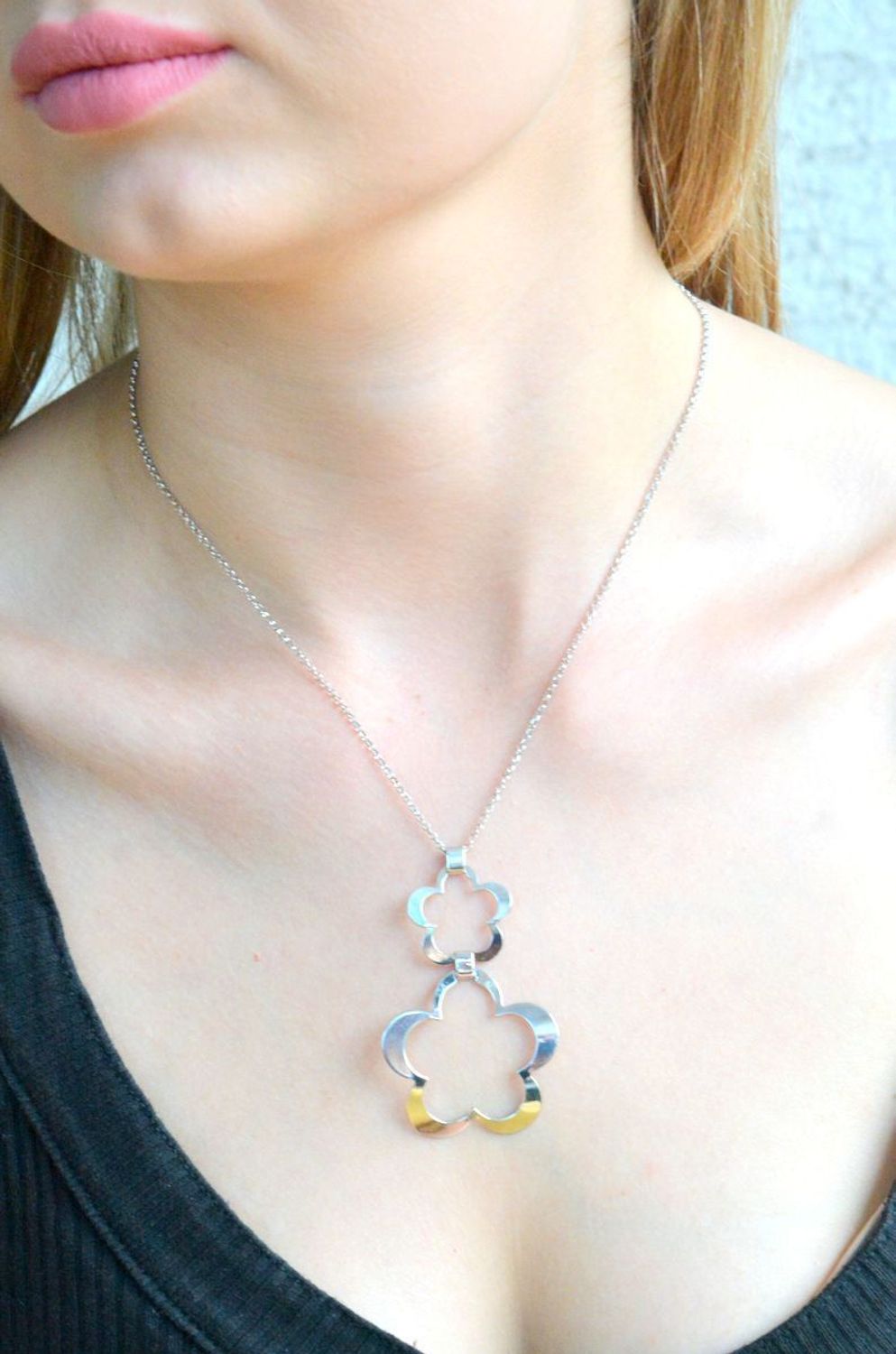 Srebrny naszyjnik celebrytka damskie 925 podwójna zawieszka kwiatek SRN000000-071. Srebrny naszyjnik damski. Naszyjnik srebrny celebrytka. Srebrna celebrytka damska z zawieszkami. Srebrny naszyjnik celebrytka damska na prezent (1).jpg