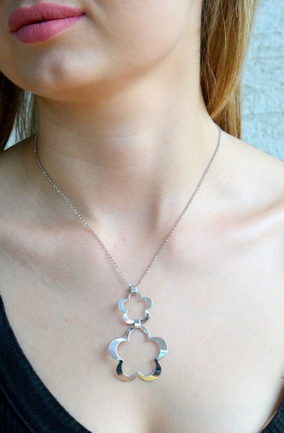 Srebrny naszyjnik celebrytka damskie 925 podwójna zawieszka kwiatek SRN000000-071. Srebrny naszyjnik damski. Naszyjnik srebrny celebrytka. Srebrna celebrytka damska z zawieszkami. Srebrny naszyjnik celebrytka damska na prezent (1).jpg