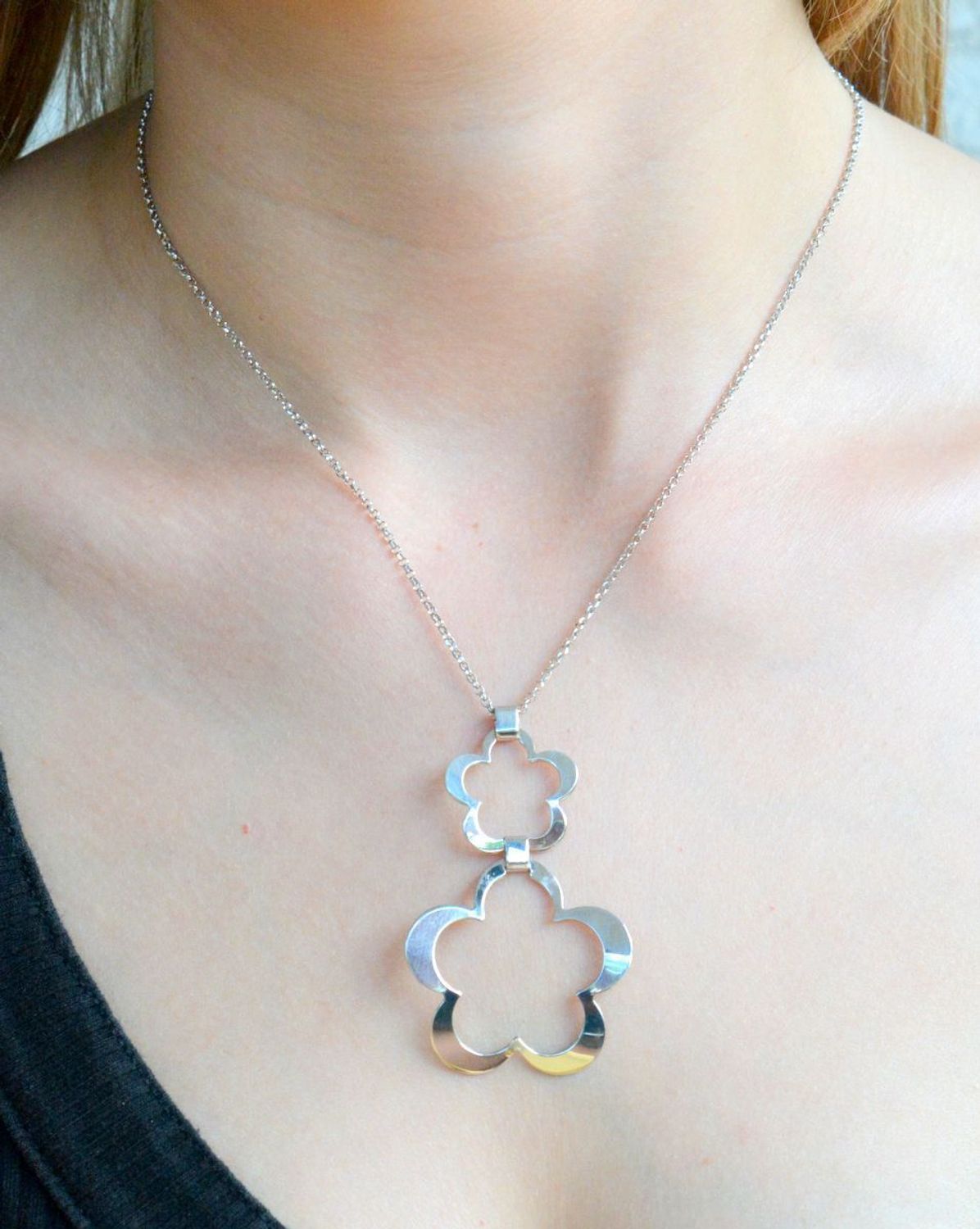 Srebrny naszyjnik celebrytka damskie 925 podwójna zawieszka kwiatek SRN000000-071. Srebrny naszyjnik damski. Naszyjnik srebrny celebrytka. Srebrna celebrytka damska z zawieszkami. Srebrny naszyjnik celebrytka damska na prezent (1).jpg