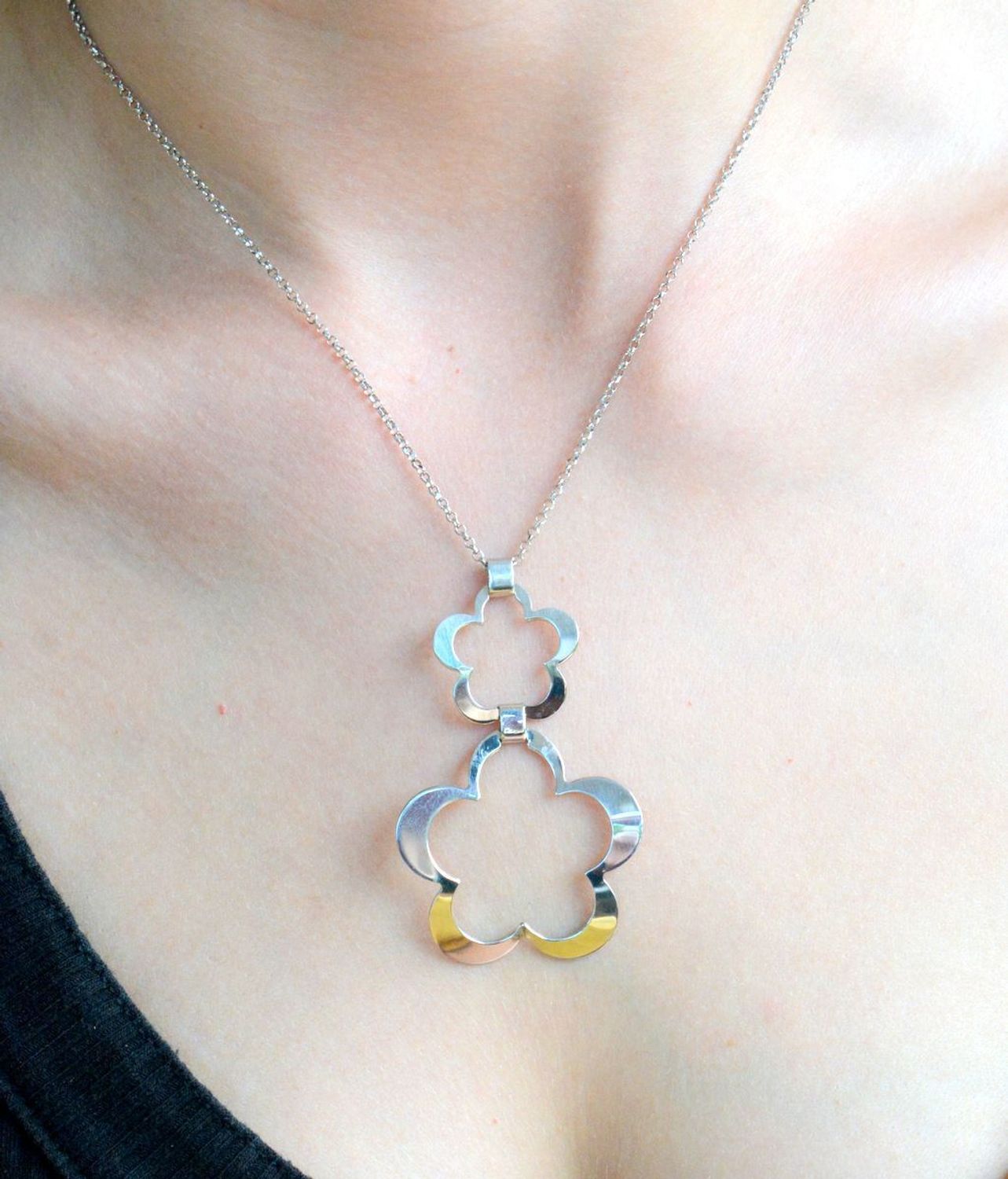 Srebrny naszyjnik celebrytka damskie 925 podwójna zawieszka kwiatek SRN000000-071. Srebrny naszyjnik damski. Naszyjnik srebrny celebrytka. Srebrna celebrytka damska z zawieszkami. Srebrny naszyjnik celebrytka damska na prezent (1).jpg