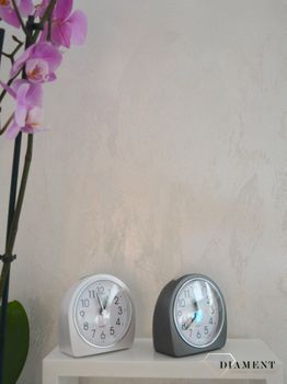Budzik klasyczny JVD szary SRP213.1 ✅ Budzik czeskiej marki JVD o klasycznym wyglądzie w kolorze szarym. ✅ Tarcza zegarka w kolorze białym z czarnymi cyframi arabskimi (3).JPG
