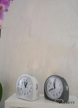 Budzik klasyczny JVD szary SRP213.1 ✅ Budzik czeskiej marki JVD o klasycznym wyglądzie w kolorze szarym. ✅ Tarcza zegarka w kolorze białym z czarnymi cyframi arabskimi (6).JPG
