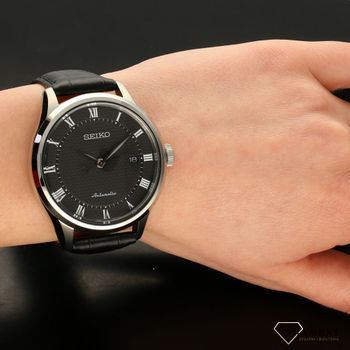 Elegancki zegarek męski z czarną tarczą i białymi indeksami w postaci cyfr rzymskich (1).jpg