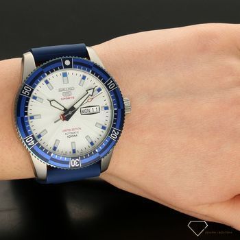 Sportowy zegarek męski w niebieskim kolorze. Tarcza zegarka jest czytelna i w jasnym odcieniu (1).jpg