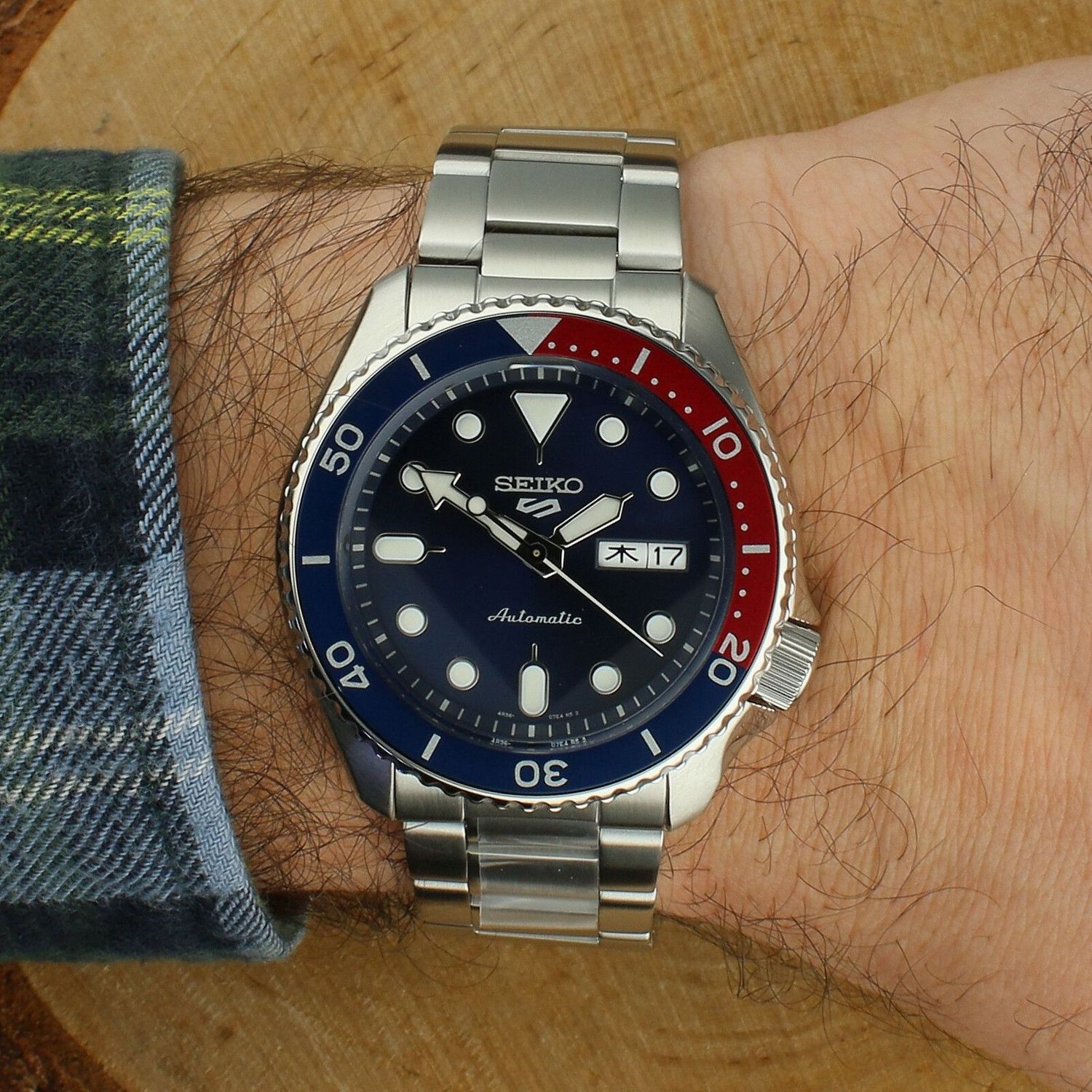 Seiko 5 Sports SRPD53K1 to zegarek męski diver inspirowany SKX. Automatyczny mechanizm Seiko 4R36, bezel “Pepsi”, granatowa tarcza, stalowa bransoleta i wodoszczelność 10 bar. Idealny dla miłośników klasycznych diverów.1.jpg