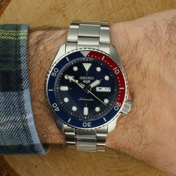 Seiko 5 Sports SRPD53K1 to zegarek męski diver inspirowany SKX. Automatyczny mechanizm Seiko 4R36, bezel “Pepsi”, granatowa tarcza, stalowa bransoleta i wodoszczelność 10 bar. Idealny dla miłośników klasycznych3.jpg