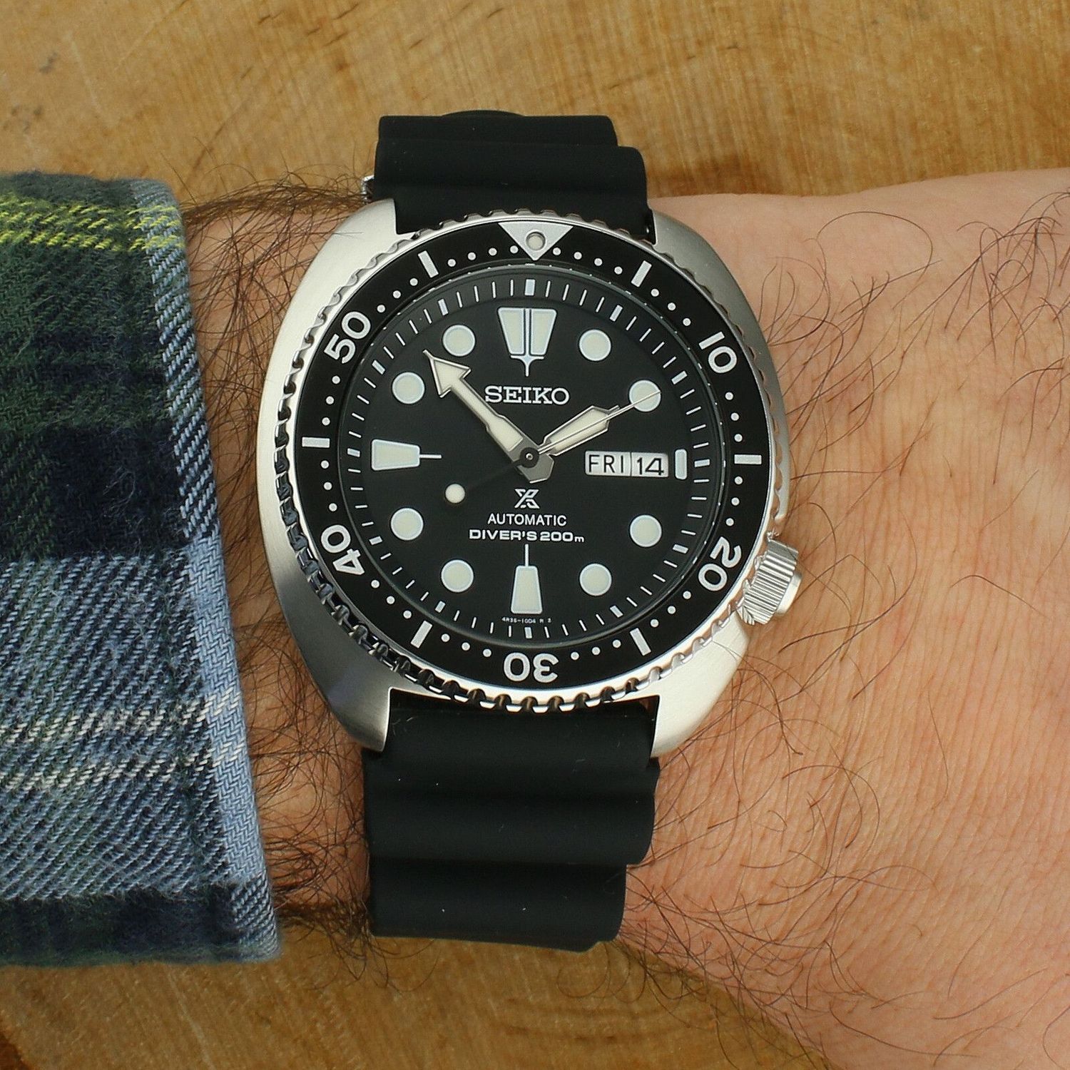 Seiko SRPE93K1 Prospex PADI Divers 200 m to profesjonalny zegarek nurkowy z automatycznym mechanizmem 4R36, Lumibrite, jednokierunkową lunetą, datownikiem i silikonowym paskiem.1.jpg