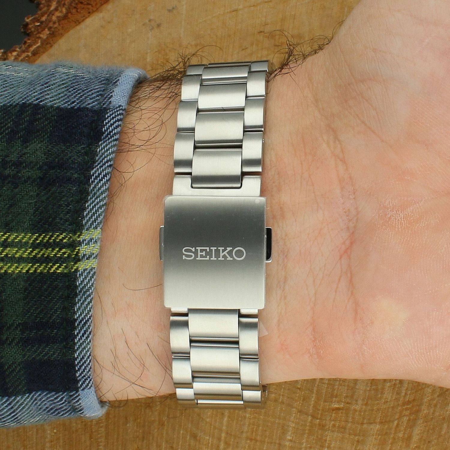 Seiko Prospex Speedtimer Solar SSC947P1 to męski zegarek sportowy z pomarańczową tarczą, chronografem, wskaźnikiem 24h, szafirowym szkłem i wodoodpornością 10 bar. Mechanizm solarny Seiko V192 – brak konieczności wymiany 1.jpg