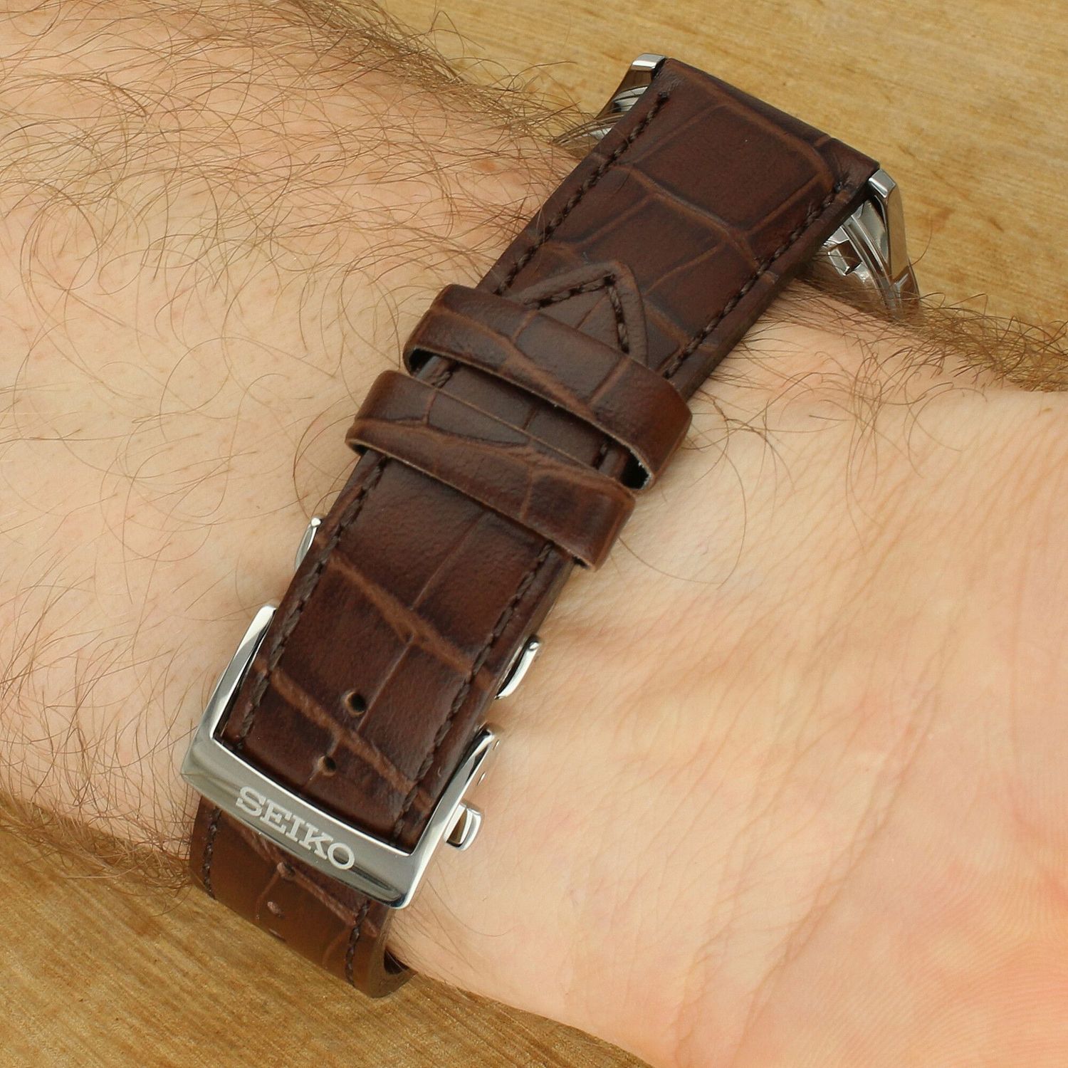 To elegancki i funkcjonalny zegarek, który łączy klasyczny design z nowoczesnym mechanizmem, idealny dla mężczyzn podróżujących i ceniących precyzję oraz styl..jpg