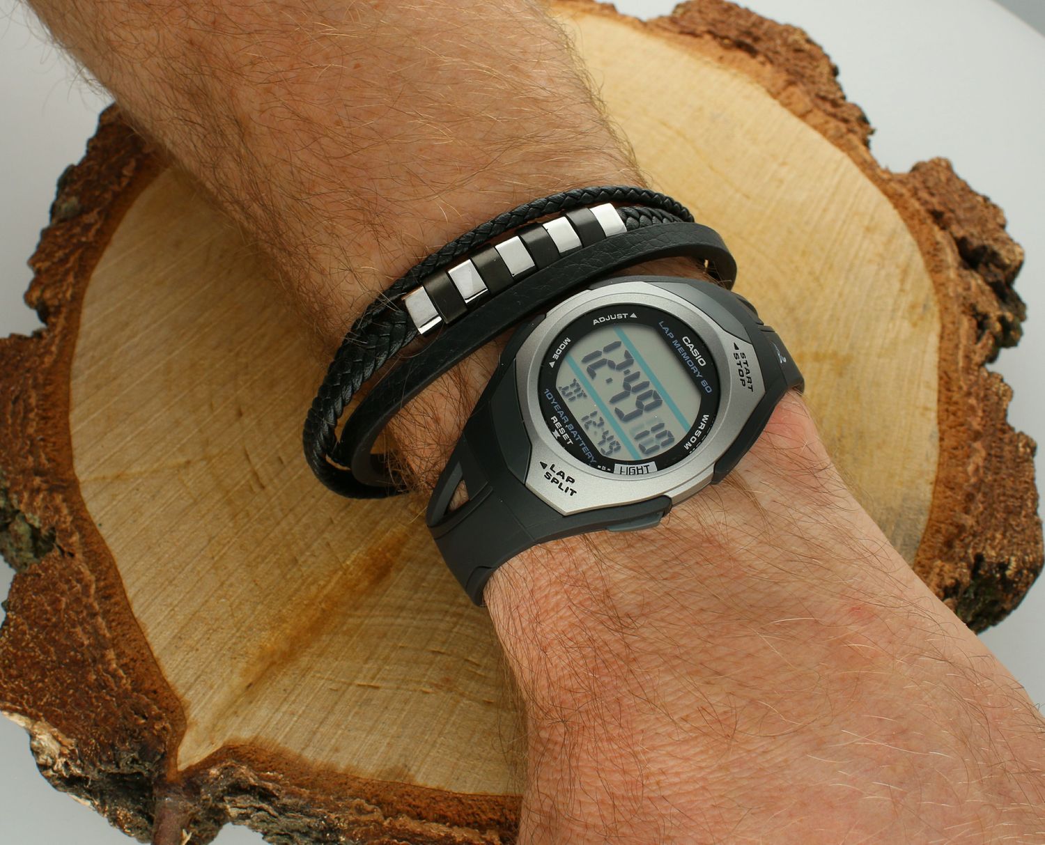 Zegarek CASIO SPORT STR-300C-1VEF wyposażony jest w kwarcowy mechanizm, zasilany za pomocą baterii. Posiada bardzo wysoką dokładność mierzenia czasu.webp