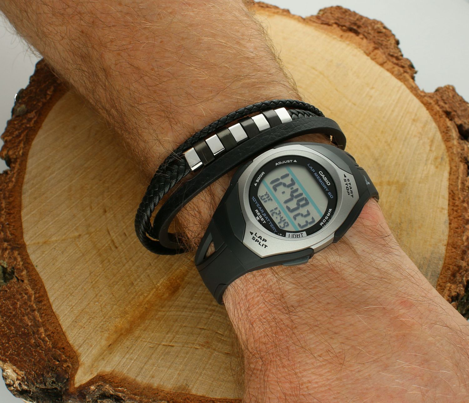 Zegarek CASIO SPORT STR-300C-1VEF wyposażony jest w kwarcowy mechanizm, zasilany za pomocą baterii. Posiada bardzo wysoką dokładność mierzenia czasu.webp