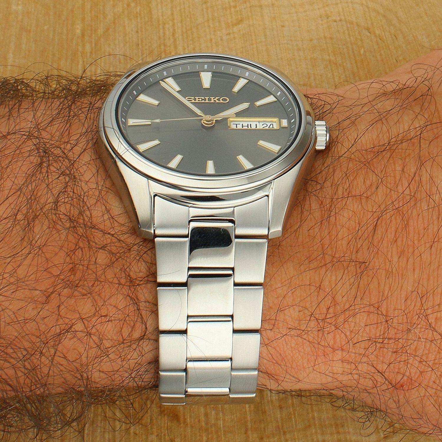 Zegarek męski na bransolecie Seiko z podwójnym datownikiem SUR343P1.webp