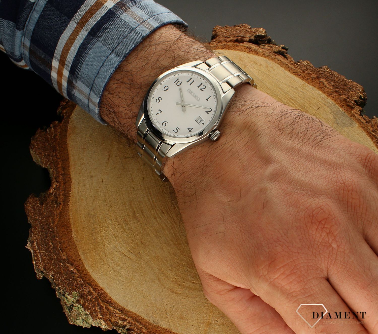 Zegarek męski Seiko Classic Quartz SUR459P1 to zegarek kwarcowy, zasilany za pomocą baterii. Zegarek męski Seiko na srebrnej bransolecie. Zegarek bardzo wyraźny. Zegarek elegancki idealny na prezent..jpg