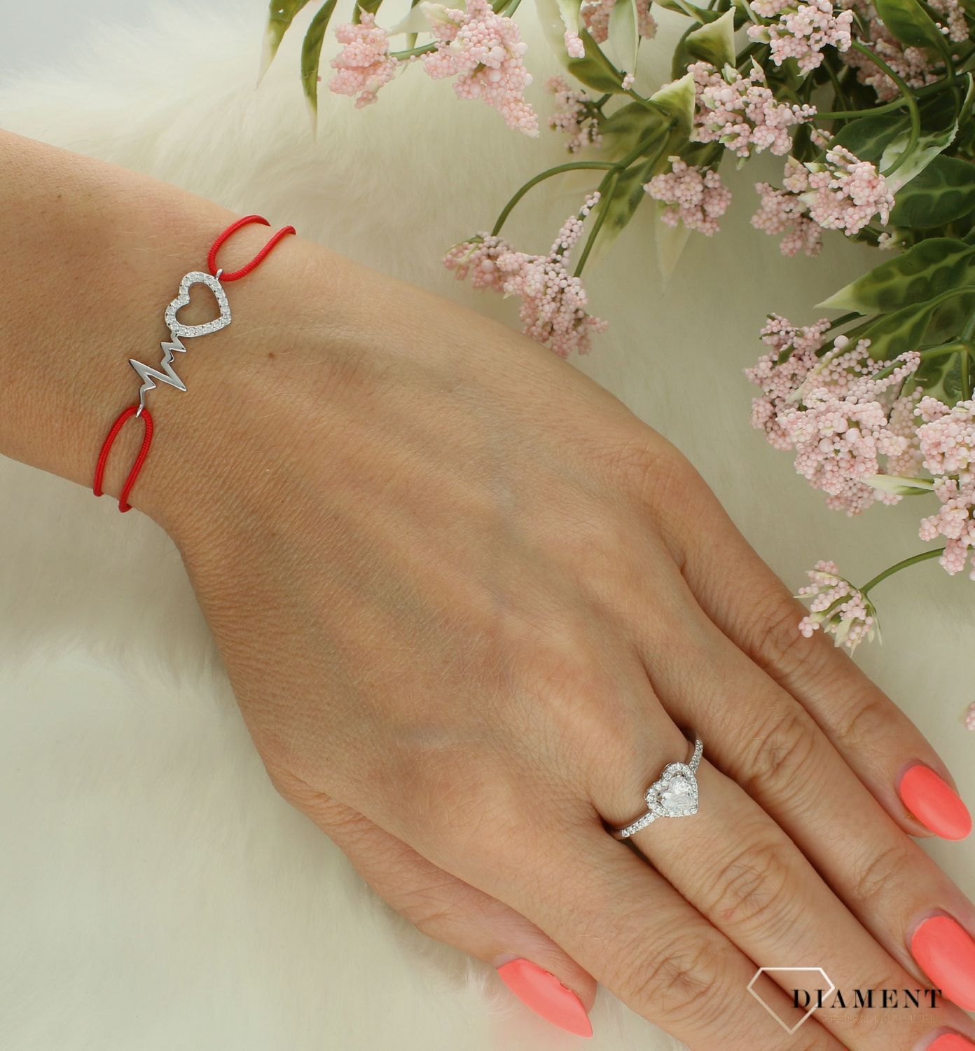 Srebrna bransoletka na czerwonym sznurku z sercem SVLB0400XH20R00. Srebrna bransoletka na sznurku. Bransoletka na czerwonym sznurku. Bransoletka na sznurku serduszko z cyrkoniami. Bransoletka na prezent..jpg