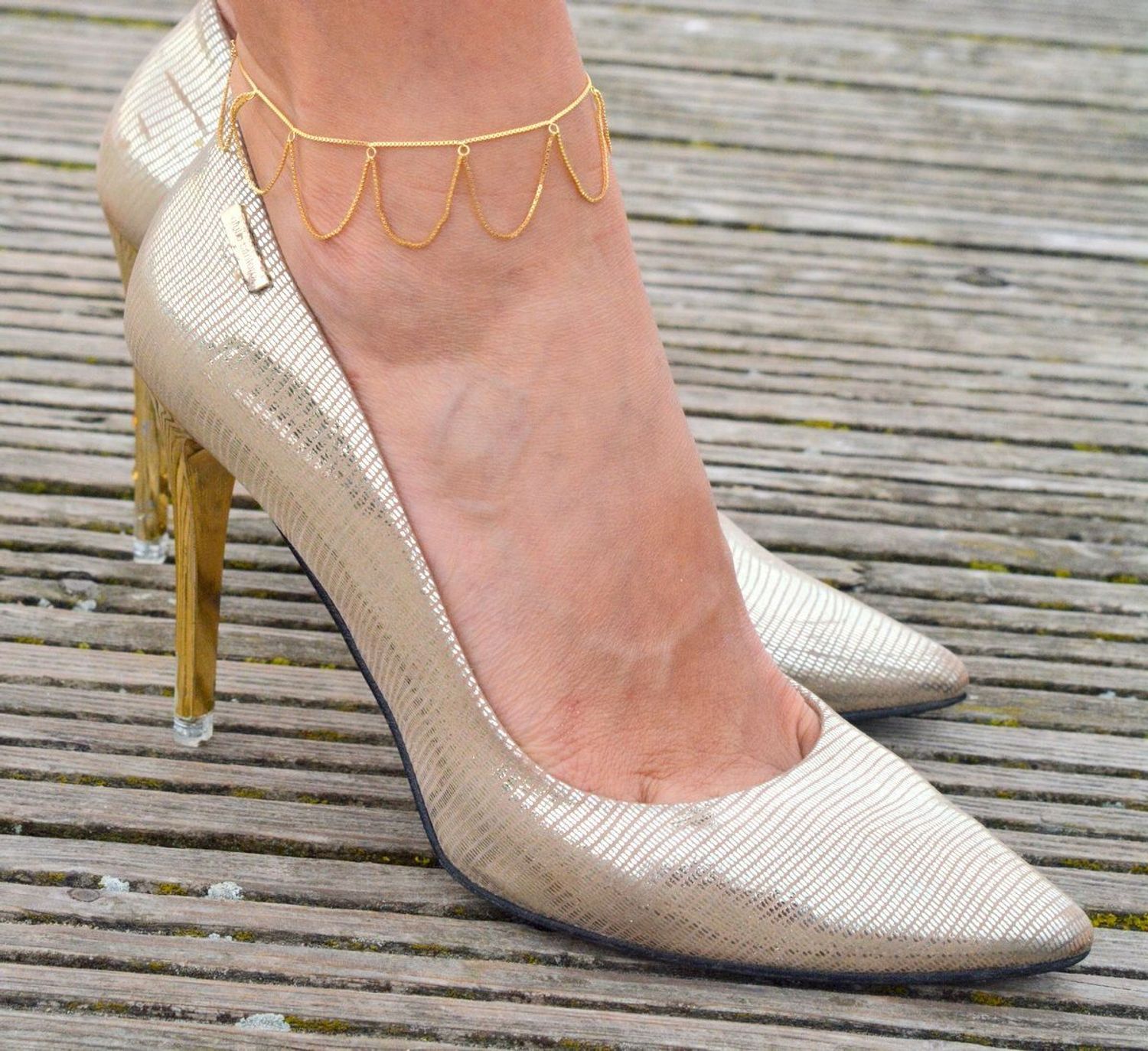 Bransoletka srebrna pozłacana noga z wiszącymi łańcuszkami próba 925, SVLB0438XK1GO Bransoletka srebrna pozłacana na nogę to zmysłowy i modny dodatek, który podkreśli letnie stylizacje i 1.jpg