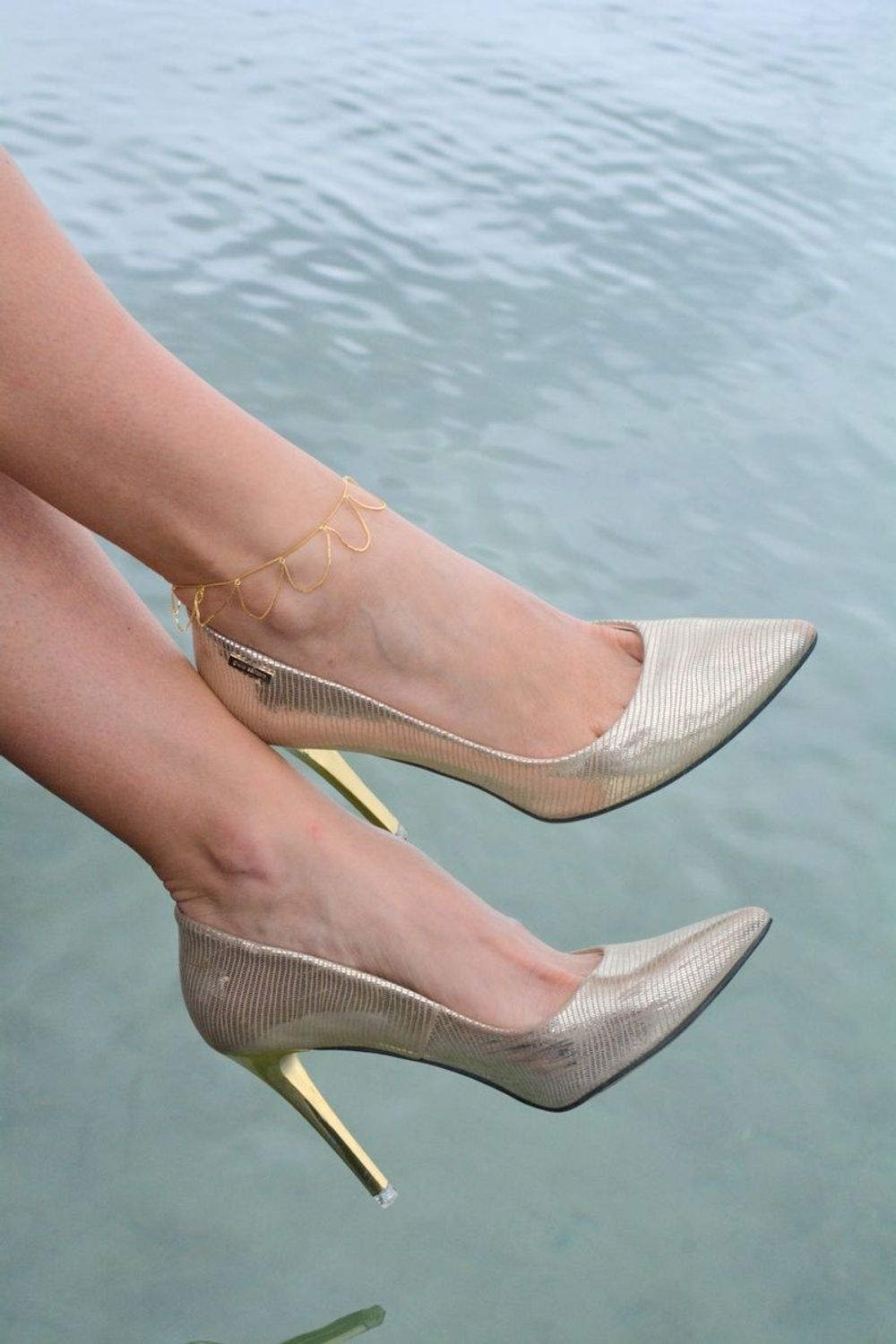 Bransoletka srebrna pozłacana noga z wiszącymi łańcuszkami próba 925, SVLB0438XK1GO Bransoletka srebrna pozłacana na nogę to zmysłowy i modny dodatek, który podkreśli letnie stylizacje i 1.jpg