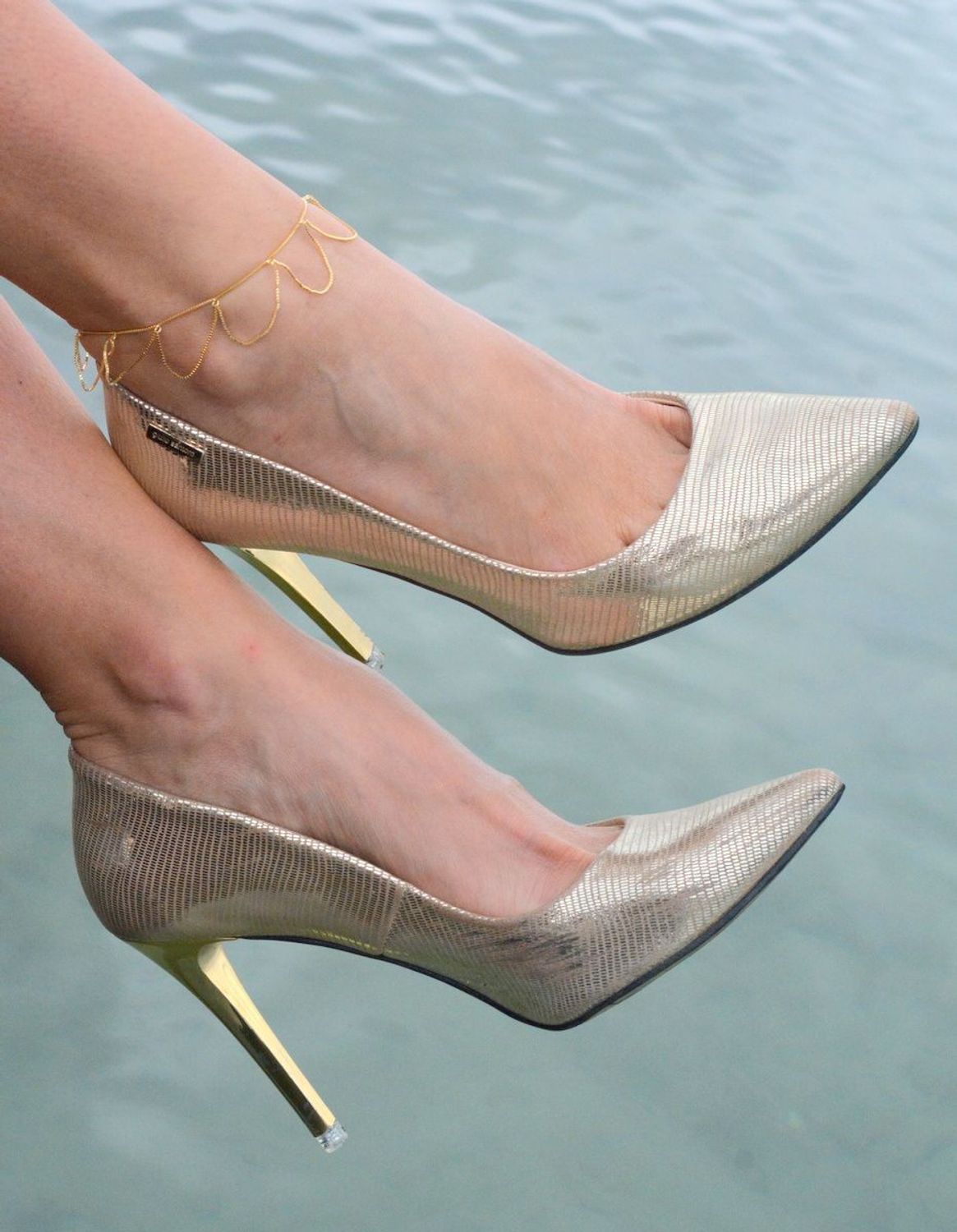 Bransoletka srebrna pozłacana noga z wiszącymi łańcuszkami próba 925, SVLB0438XK1GO Bransoletka srebrna pozłacana na nogę to zmysłowy i modny dodatek, który podkreśli letnie stylizacje i 1.jpg