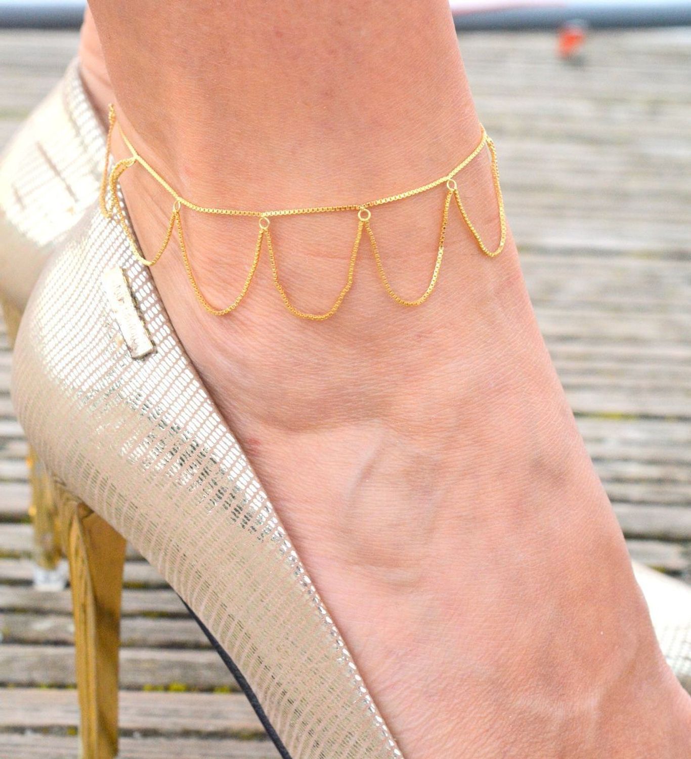 Bransoletka srebrna pozłacana noga z wiszącymi łańcuszkami próba 925, SVLB0438XK1GO Bransoletka srebrna pozłacana na nogę to zmysłowy i modny dodatek, który podkreśli letnie stylizacje i 1.jpg