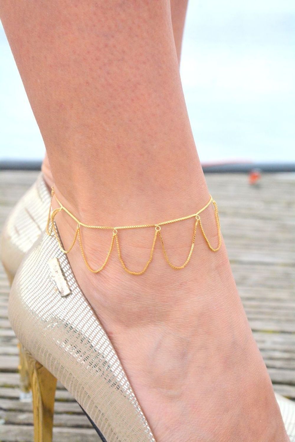 Bransoletka srebrna pozłacana noga z wiszącymi łańcuszkami próba 925, SVLB0438XK1GO Bransoletka srebrna pozłacana na nogę to zmysłowy i modny dodatek, który podkreśli letnie stylizacje i 1.jpg