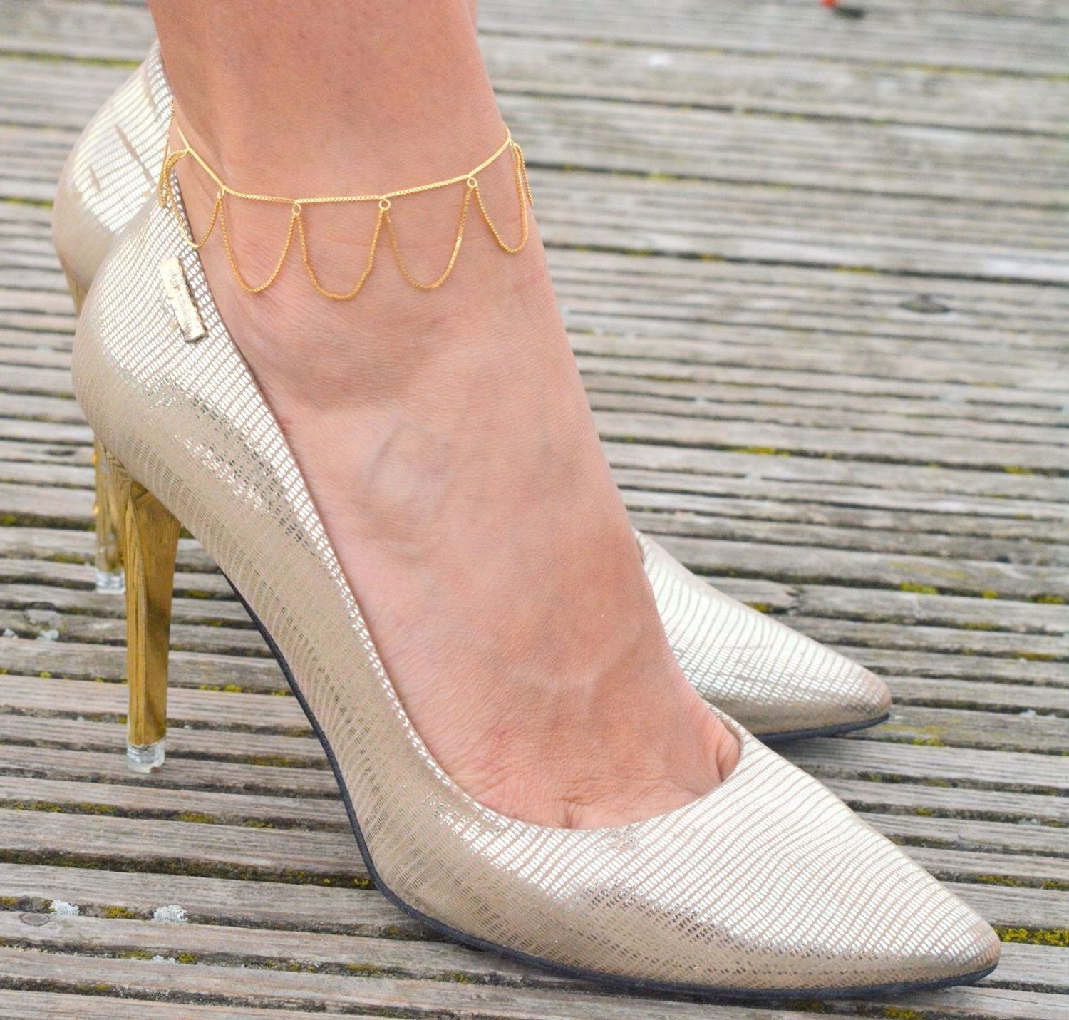 Bransoletka srebrna pozłacana noga z wiszącymi łańcuszkami próba 925, SVLB0438XK1GO Bransoletka srebrna pozłacana na nogę to zmysłowy i modny dodatek, który podkreśli letnie stylizacje i 1.jpg