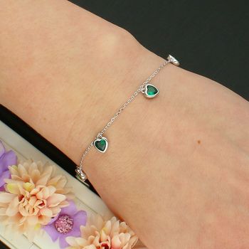 Srebrna Bransoletka Celebrytka 925 – 5 Serduszek z Zielonymi Cyrkoniami serca.jpg