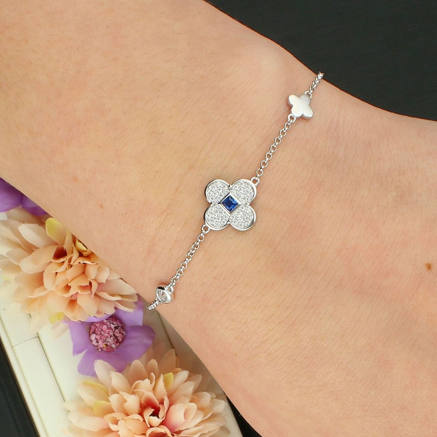 Srebrna bransoletka z kwiatkiem i cyrkoniami – srebro 925 SVLB0924SK6BM.jpg