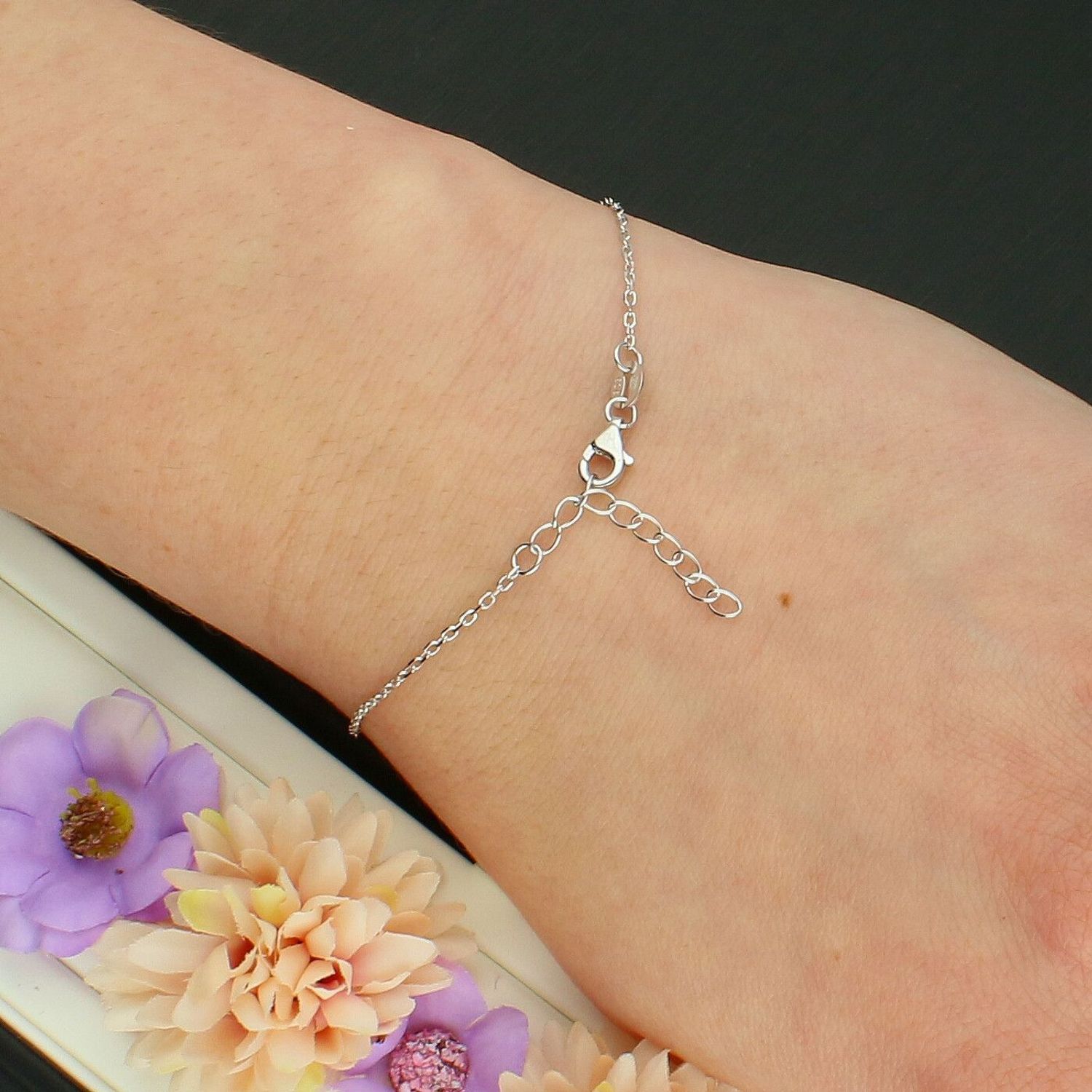 Delikatna srebrna bransoletka z niebieskim kwiatkiem – regulowana 17–20 cm.jpg