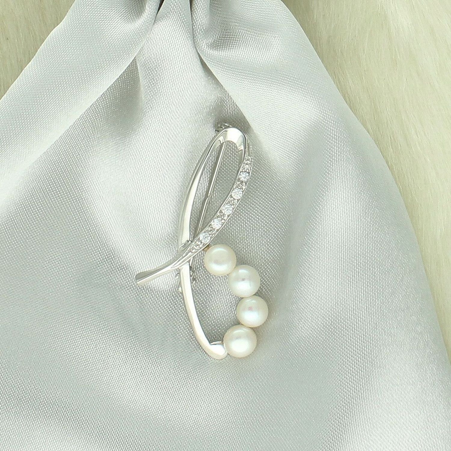 Broszka srebrna 925 z perłami i cyrkonią – zaokrąglony kształt  SVLD0005XD2P100.jpg