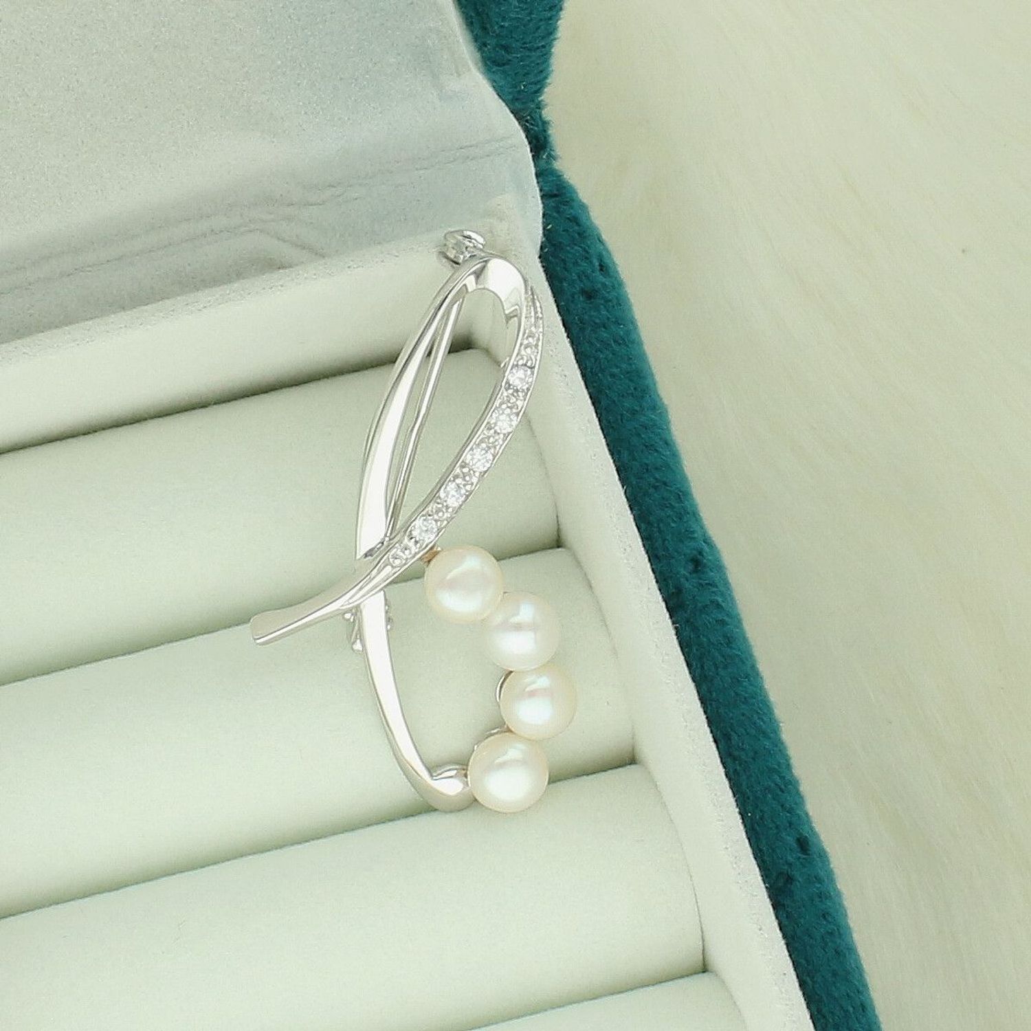 Broszka srebrna 925 z perłami i cyrkonią – zaokrąglony kształt  SVLD0005XD2P100.jpg