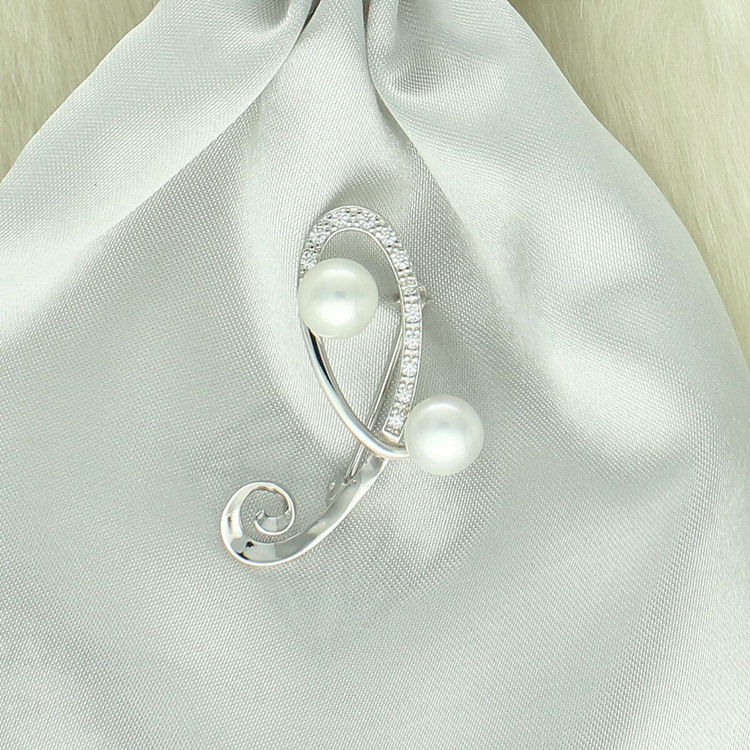 Broszka srebrna 925 z perłami i cyrkoniami – zaokrąglony kształt  SVLD0007XD2P100.jpg