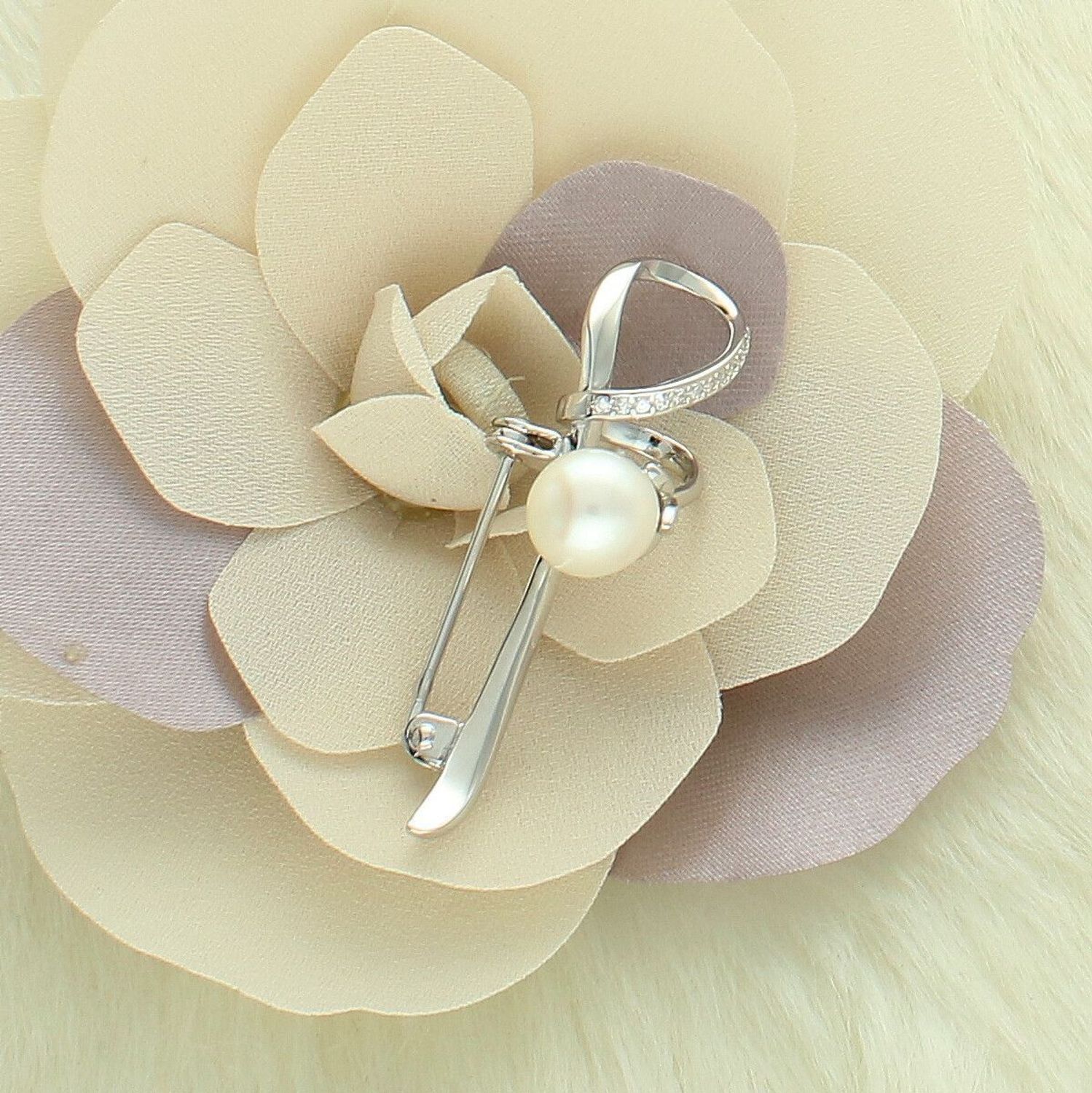 Broszka srebrna 925 kwiatek z perełką i cyrkonią  SVLD0008XD2P100 perły.jpg