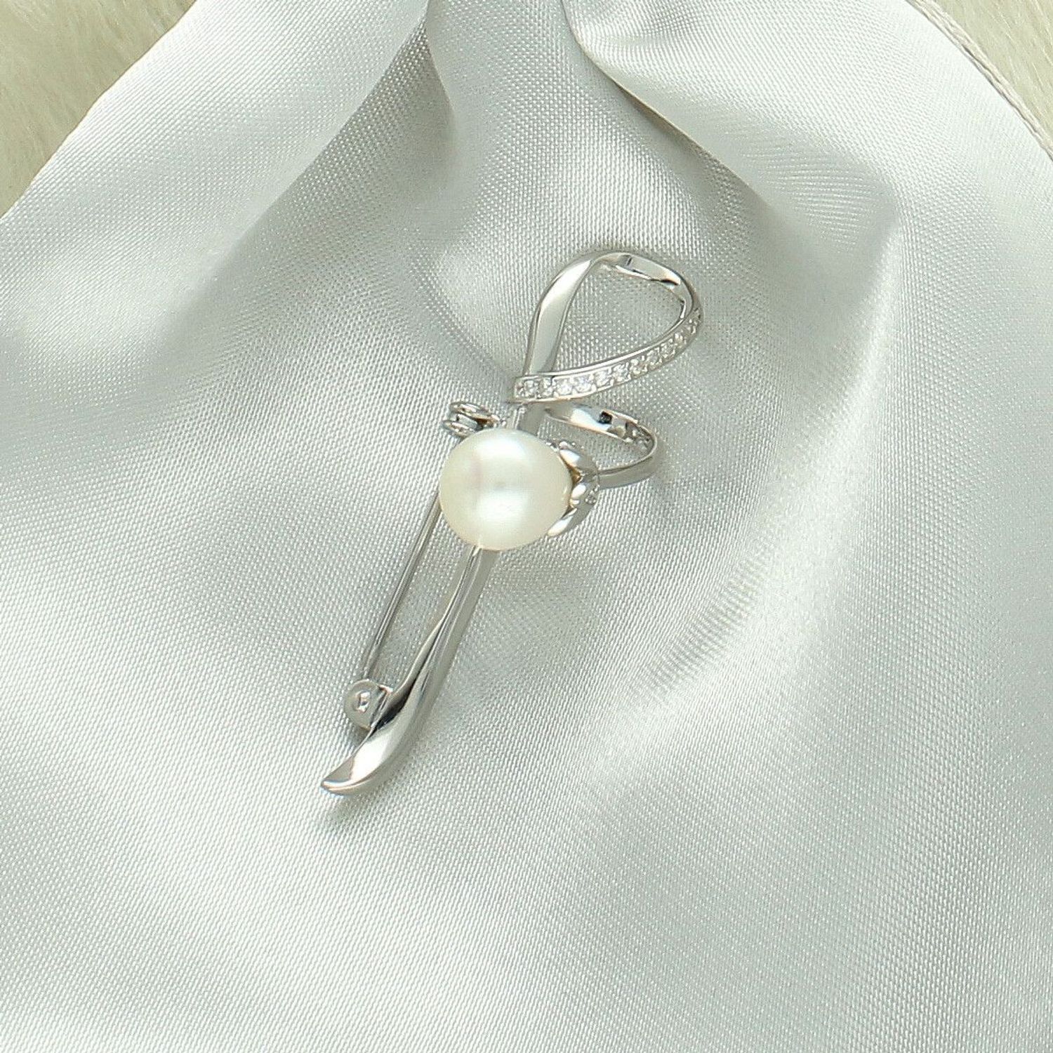 Broszka srebrna 925 kwiatek z perełką i cyrkonią  SVLD0008XD2P100 perły.jpg