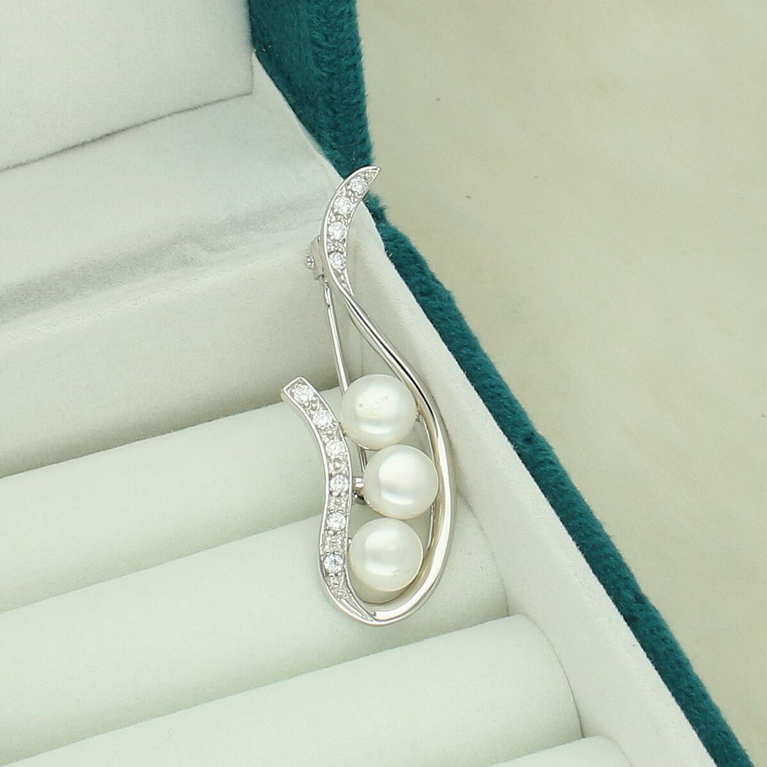 Broszka srebrna 925 z perłami i cyrkonią – falisty kształt  SVLD0011XD2P100.jpg