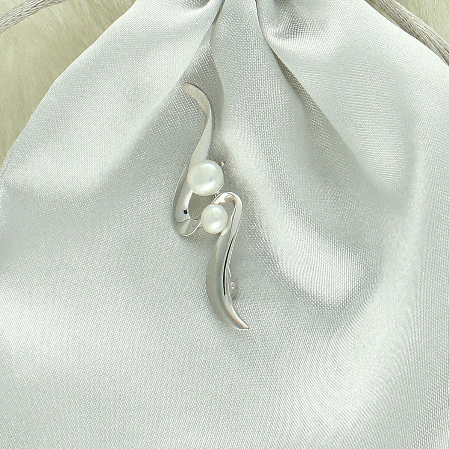 Broszka srebrna 925 z perłami – zaokrąglony kształt  SVLD0012XD2P100,.jpg